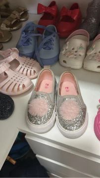 Sapatilhas infantis com glitter e pompom