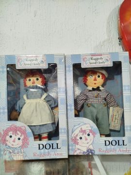 Bonecas Raggedy Ann e Andy na caixa 