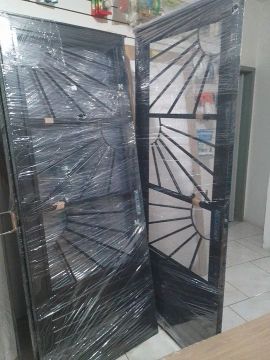 Porta em ferro 2.10x80 com postigo mod. Raio de sol