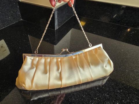 Bolsa nova Clutch bege em cetim L'oreal