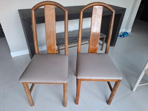 Par de cadeiras de jantar em madeira