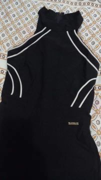 Macacão preto. 