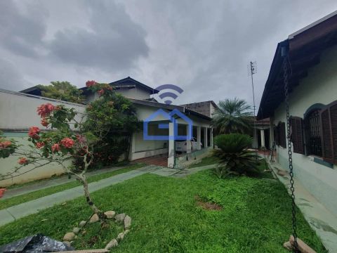 Casa ampla e aconchegante mobiliada para locação no bairro do Sumaré em Caraguatatuba, SP
