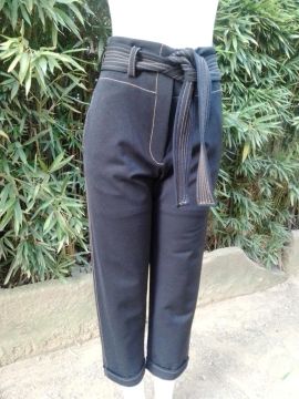 Calça Preta com Cinto Tam 40 marca Le Lis Blanc com cinto zíper e bolsos 