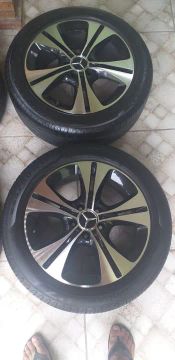 RODAS ORIGINAIS DA MERCEDES C180 DIAMANTADAS<br>ARO 17<br><br>E PNEUS RUN FLAT<br><br>RODAS E PNEUS NOVOS