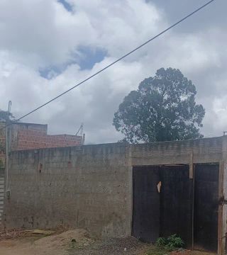 Terreno com muro e portão em ótima localização