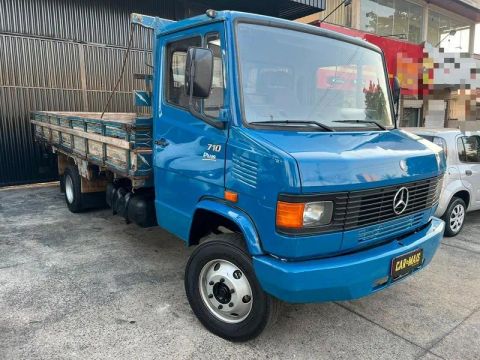 CAMINHÃO MERCEDES-BENZ 710 2011/2012