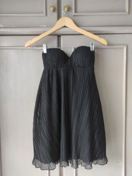Vestido preto lança perfume