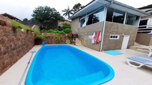 Casa com piscina e 2 quartos à venda no Itacorubi.