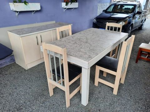 Mesa com 4 cadeiras e balcão 