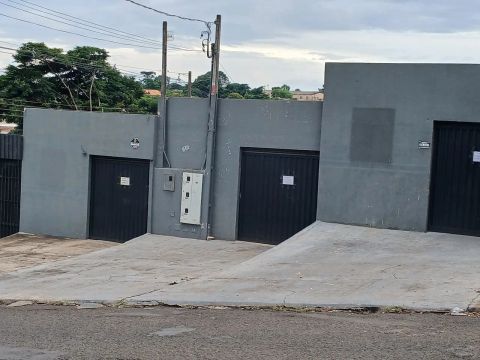 Alugo dois barracões 