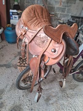 Sela de montaria em couro