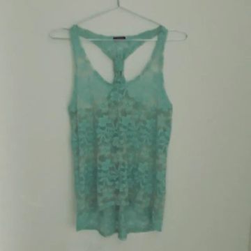 Regata Rendada Floral Decotada Verde - Tamanho M