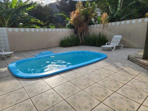 Casa com amplo terreno no Cacupé