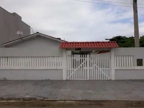 Casa Ampla e Aconchegante a 400 Metros do Mar - Pronta Para Ser Seu Novo Lar!