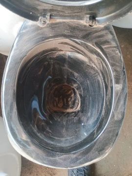 Vaso convencional semi-novo preto apenas empoeirado