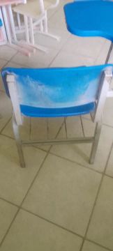 Cadeira escolar azul e branca