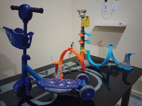  Pista original da Hot Wheels e mais um Patinete