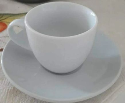 Novo na caixa! Jogo de Porcelana (08 itens) 04 xícaras 60 ml/04 Pires