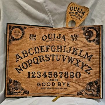 Livro Exorcismo (Thomas B. Allen) com Tabuleiro Ouija