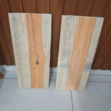 Prateleiras de madeira rústica