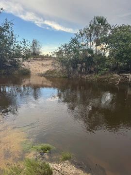 Sítio com área verde e rio Auau parcelado