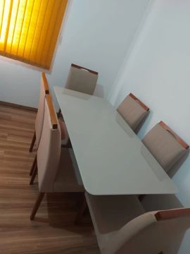 Mesa de jantar tampo de vidro 1,70 x 0,90 m com 6 cadeiras estofadas 