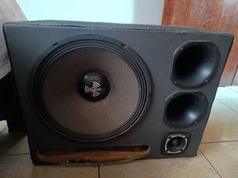 Vendo um caixa de som 600,00