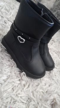Botas Infantis de Couro com Detalhe em Coração