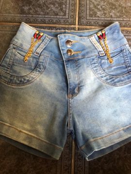 Short Jeans Feminino com Detalhe em Corrente