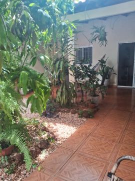 Casa e salão comercial