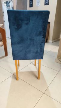 Mesa de Jantar cinza com cadeiras estofadas em azul