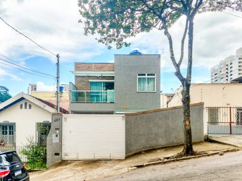 Casa moderna, com planejados e aquecimento solar no Granbery para locação