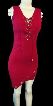 Vestido vermelho com detalhes em renda