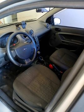 Ford Fiesta 2004 4 portas 1.0