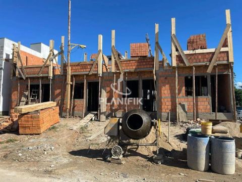 CASA 2 QUARTOS SENDO BAIRRO PRIMEIRO DE MAIO, BRUSQUE -SC (COM PASSAGEM LATERAL)