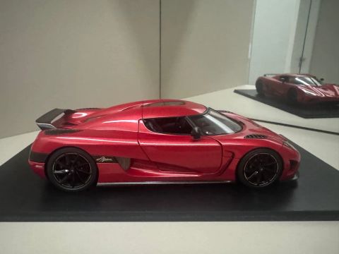 Miniatura Koenigsegg Agera Autoart em escala 1:18