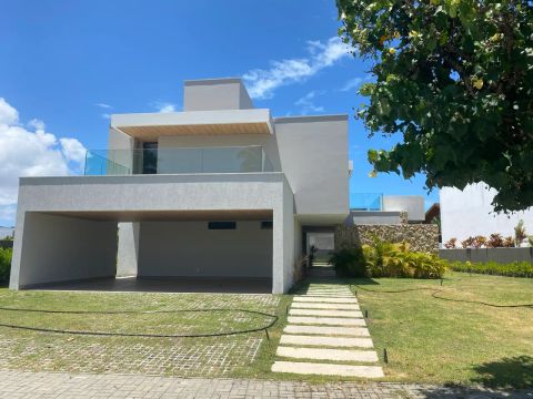 Vendo Excelente casa no Condomínio Laguna. Tratar com Jackson!