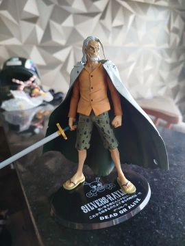 Action figure rayleigh figuarts  one piece
