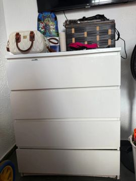 Cômoda branca de 4 gavetas