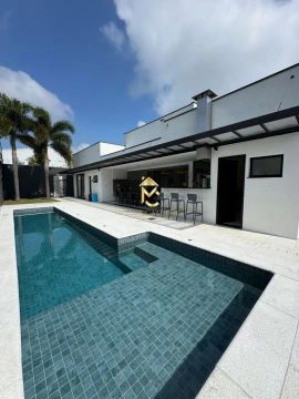 Casa com piscina e área Gourmet à venda em condomínio de Alto Padrão.