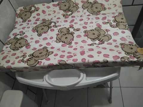 Trocador de bebê com estampa de onça