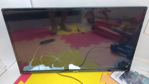 Vendo smart tv Semp Tcl. Esta com display quebrado,  precisa trocar.