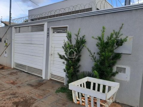 CASA COM ÓTIMA LOCALIZAÇÃO