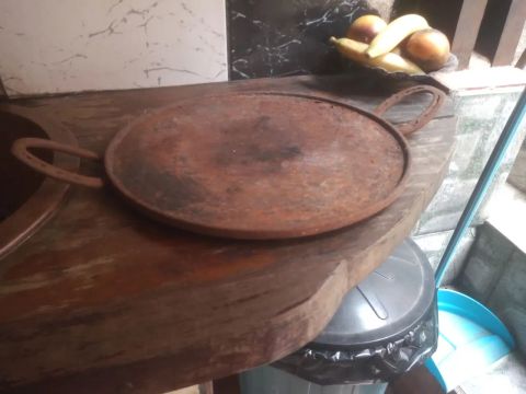 Antiga chapa de ferro para cozinhar