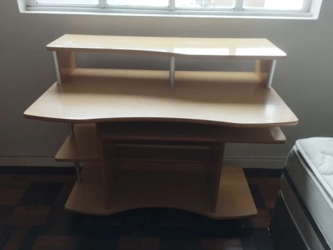 Mesa de estudo e computador 