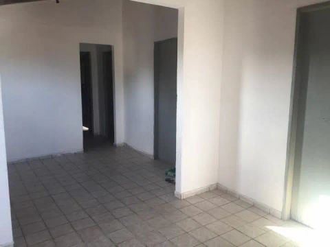 2 casa, uma no térreo outra no primeiro andar 