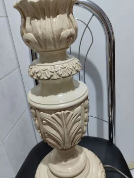 Abajur entalhado a mão 