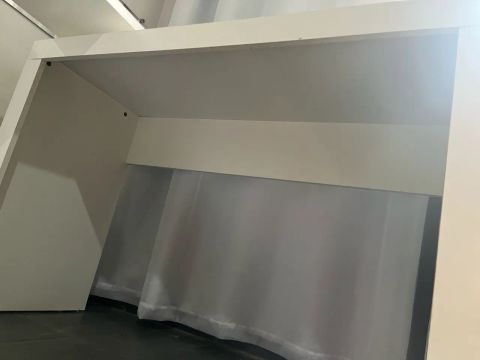 Escrivaninha branca simples
