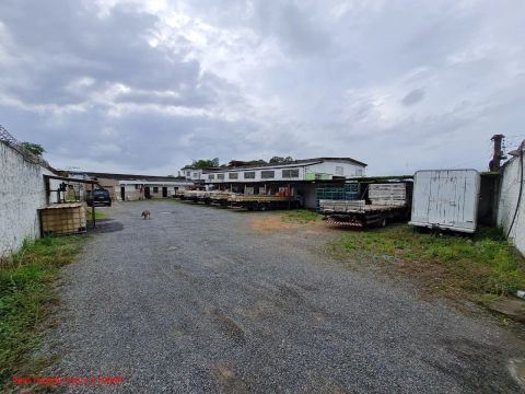 Excelente terreno com 1.096 m², bem localizado, com área construída, Pirajá, Salvador, BA.